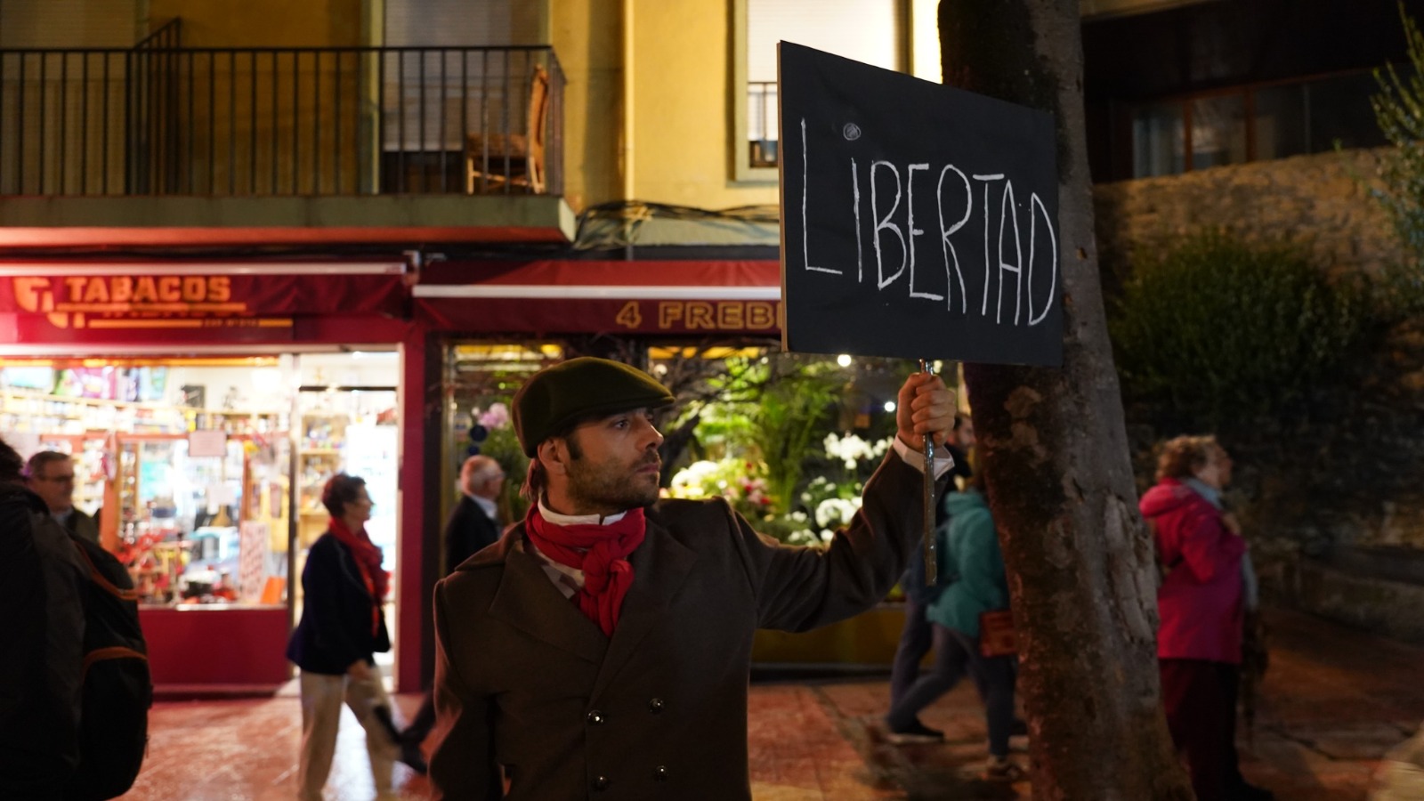 Daniel López en una acción en la que aparece con un cartel en el que aparece la palabra libertad. lleva boina y un pañoelo rojo al cuello