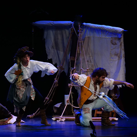 Daniel lópez y Sheila Montes durante una actuación vestidos de piratas durante la interpretación de la obra Piratas