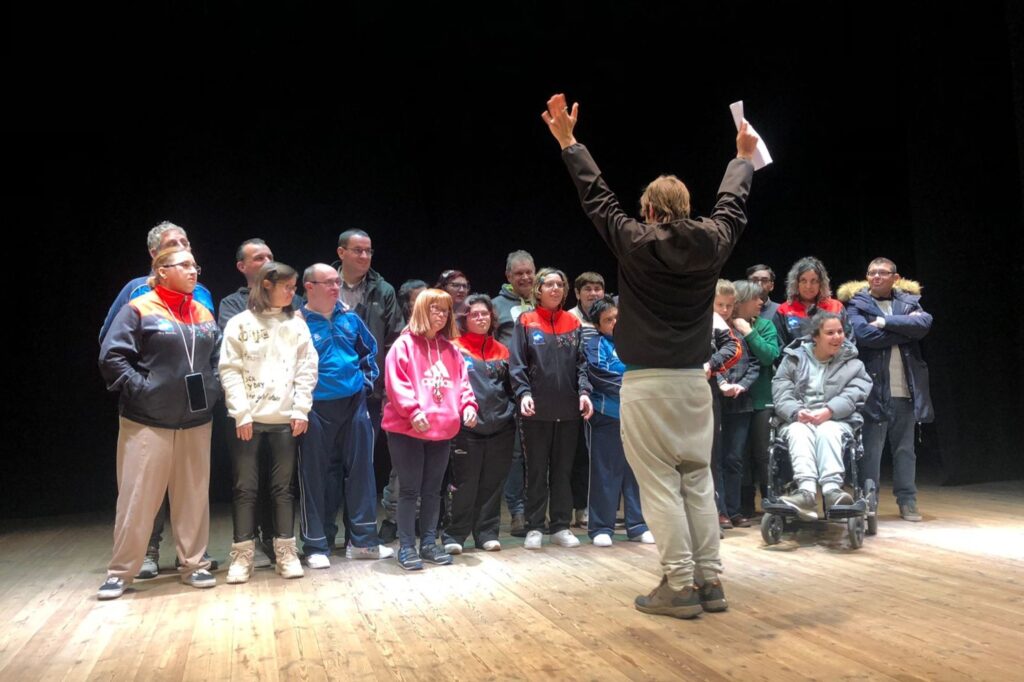 Nuestro director Daniel López aparece de espaldas mirando a un grupo de alumnos con necesidades especiales